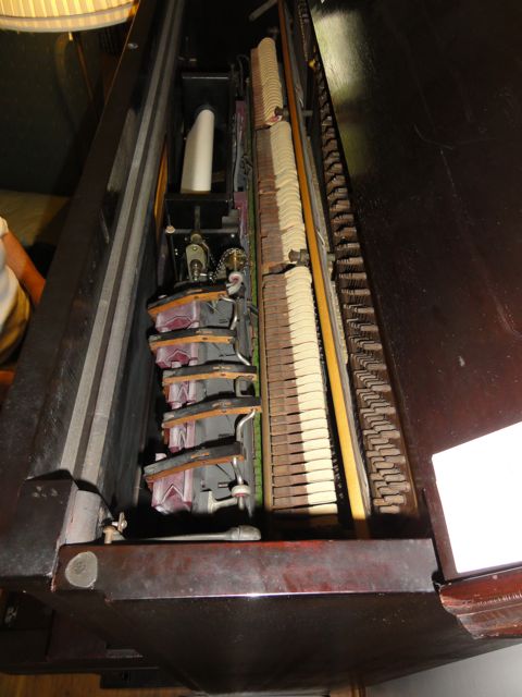 082111_PianoInsides.jpg