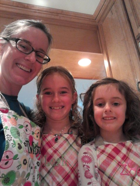 093012_MotherDaughterAprons.jpg